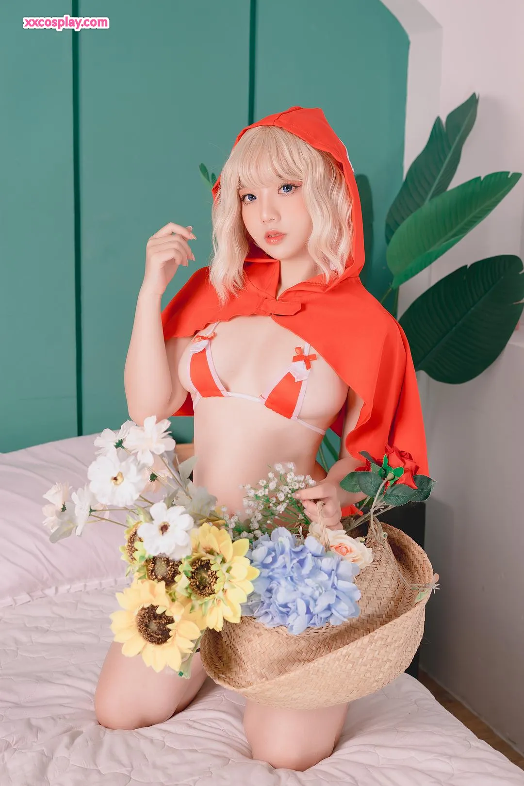 Messie Huang: Seductive Red Hood